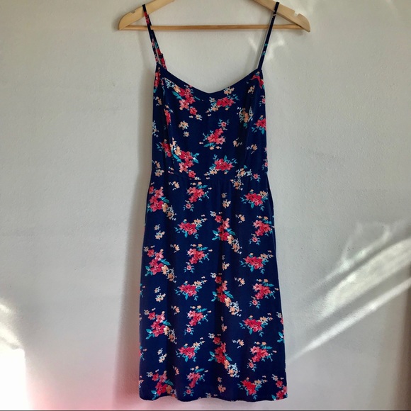 Dresses & Skirts - Floral dress in Medium